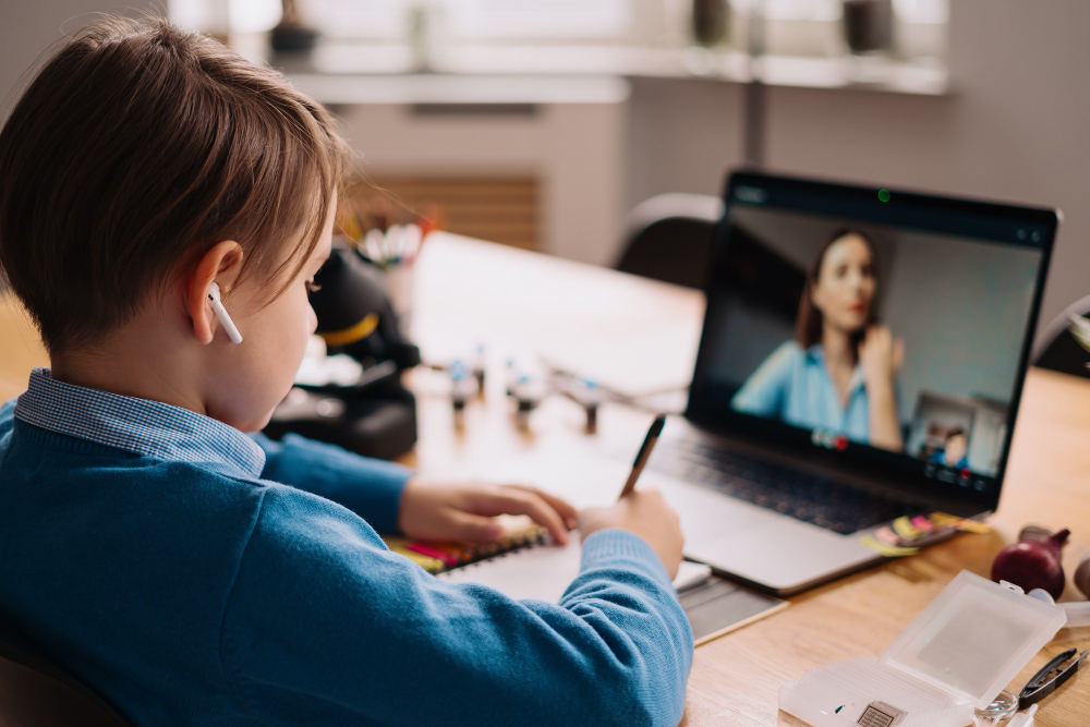 Navigare nella scuola online: una guida per genitori e studenti